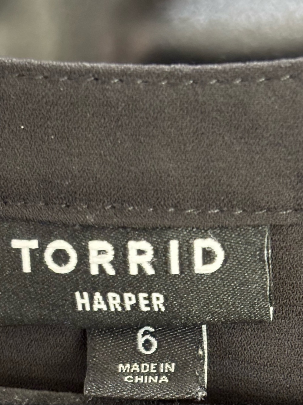 TORRID Harper Georgette V-Neck Pullover 3/4 Sleeve Roll Tab Sleeve Blouse - Picture 6 of 6